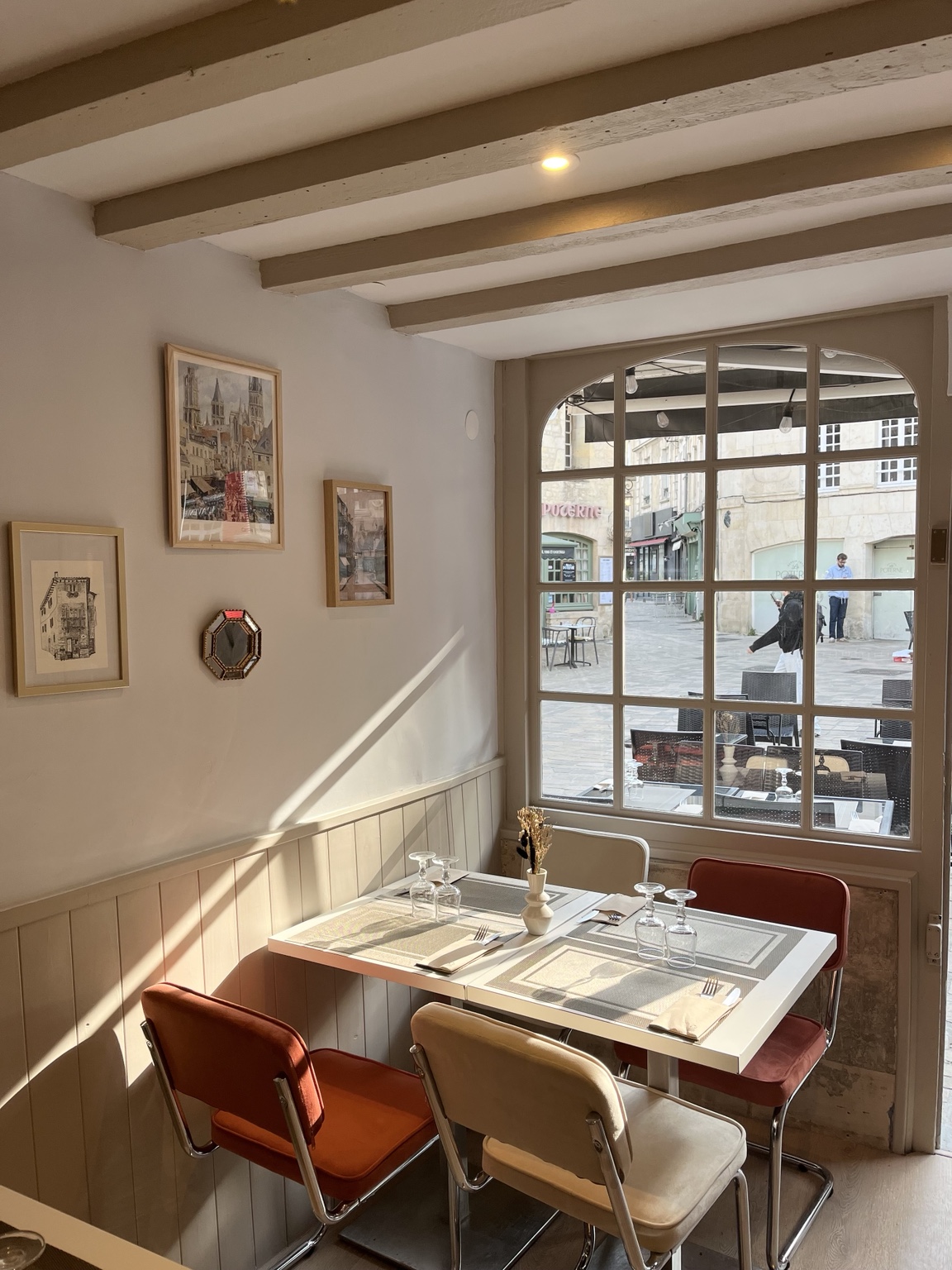 Table ensoleillée près de la fenêtre, sous les poutres de La Vauguette