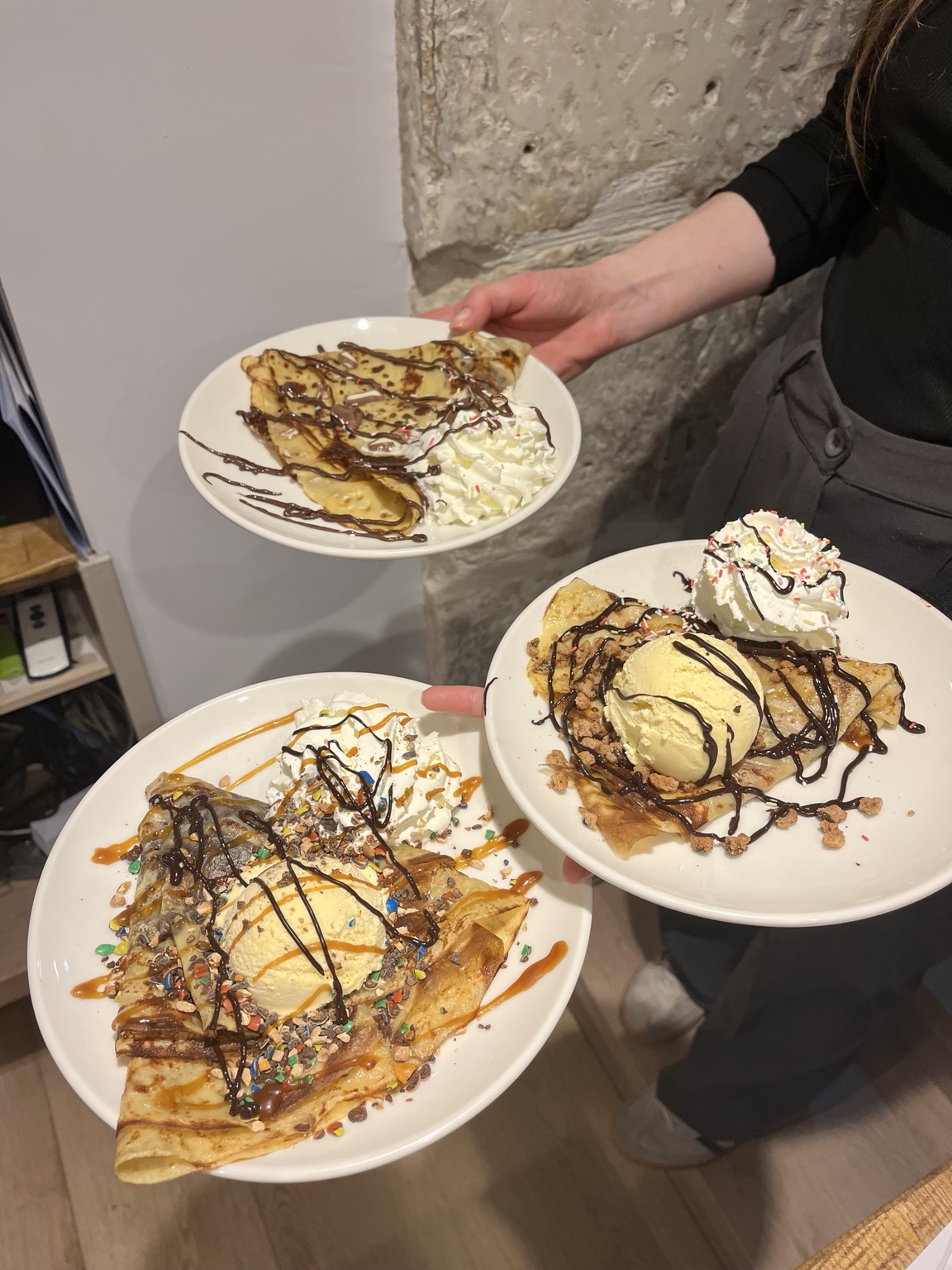 Trois crêpes gourmandes avec chocolat, glace et chantilly