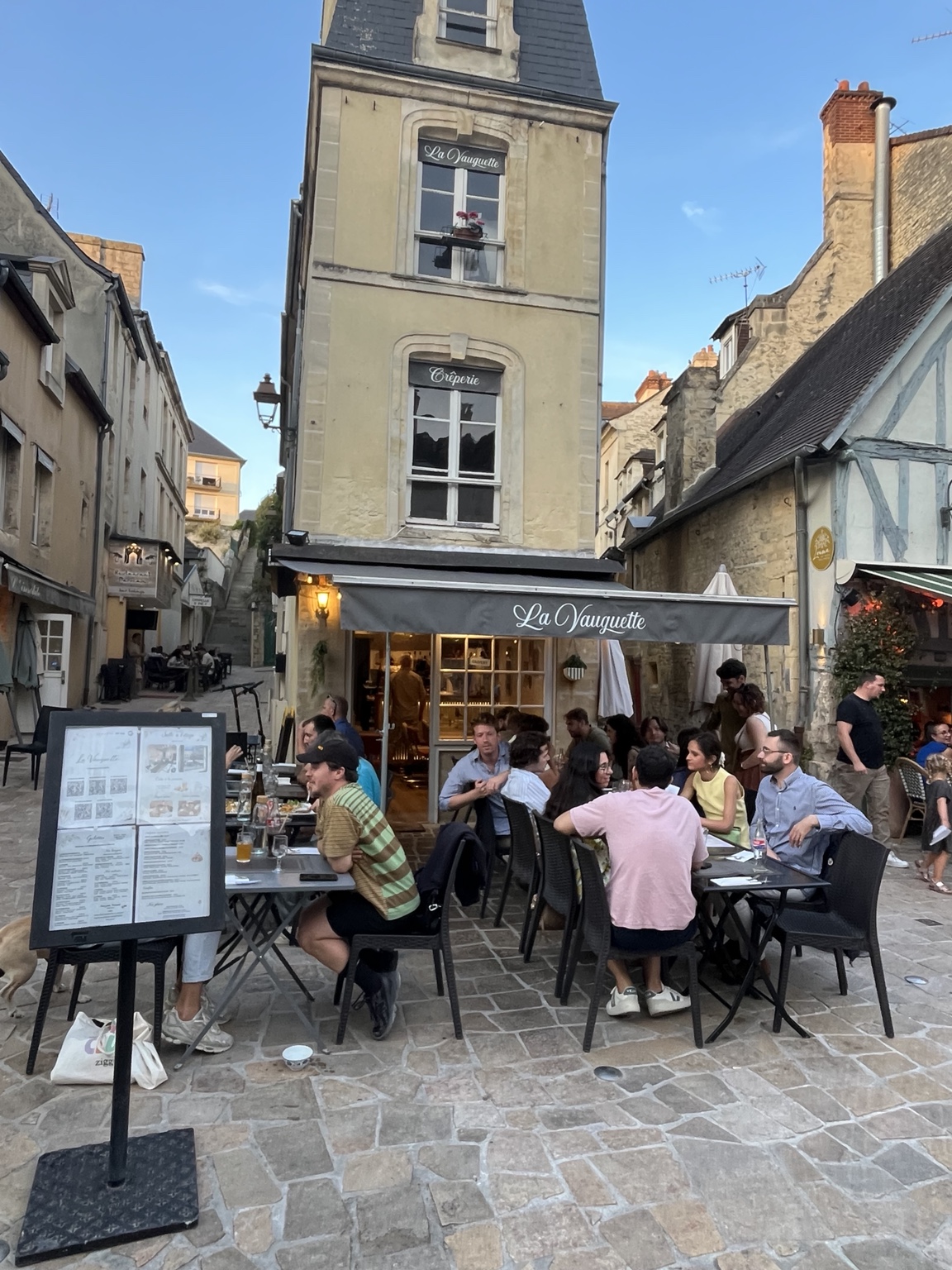 Façade de La Vauguette et terrasse animée dans le Vaugueux